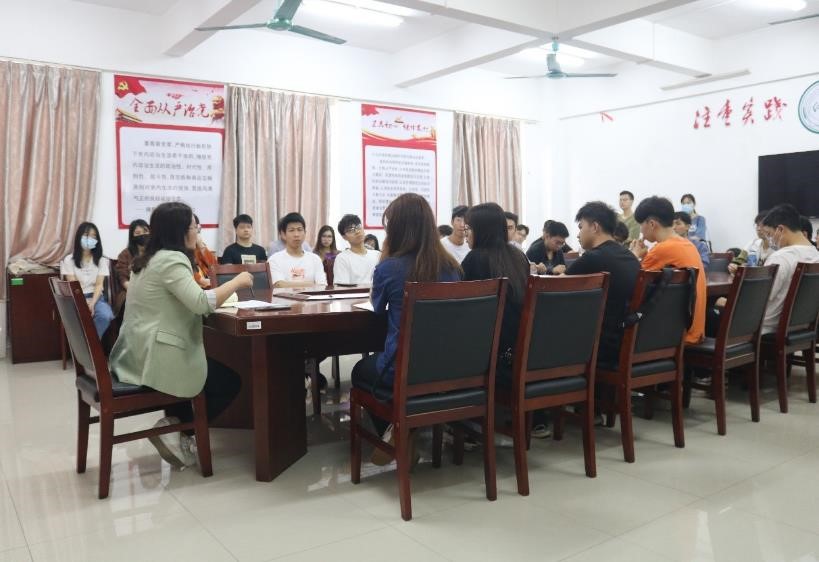 新浦京8883官网登录页面召开2018级新学期心理健康及安全警示教育会议