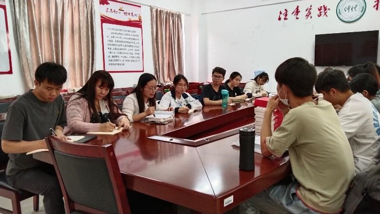 学习李希同志到学校调研讲话精神 ——新浦京8883官网登录页面学生党支部开展四月份主题学习教育活动
