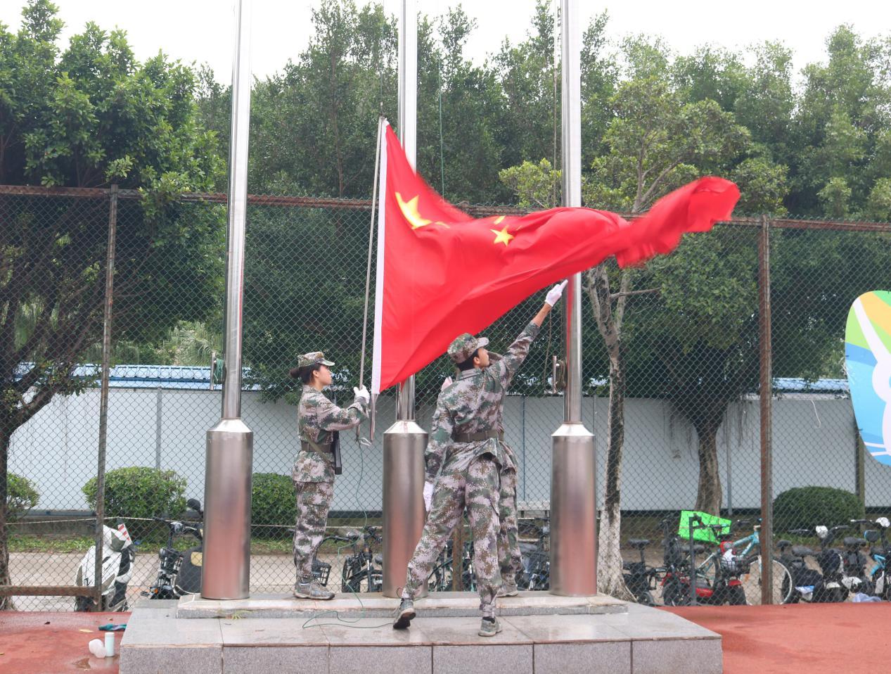 加强国防教育 共筑安全之基 ——新浦京8883官网登录页面举行升旗仪式