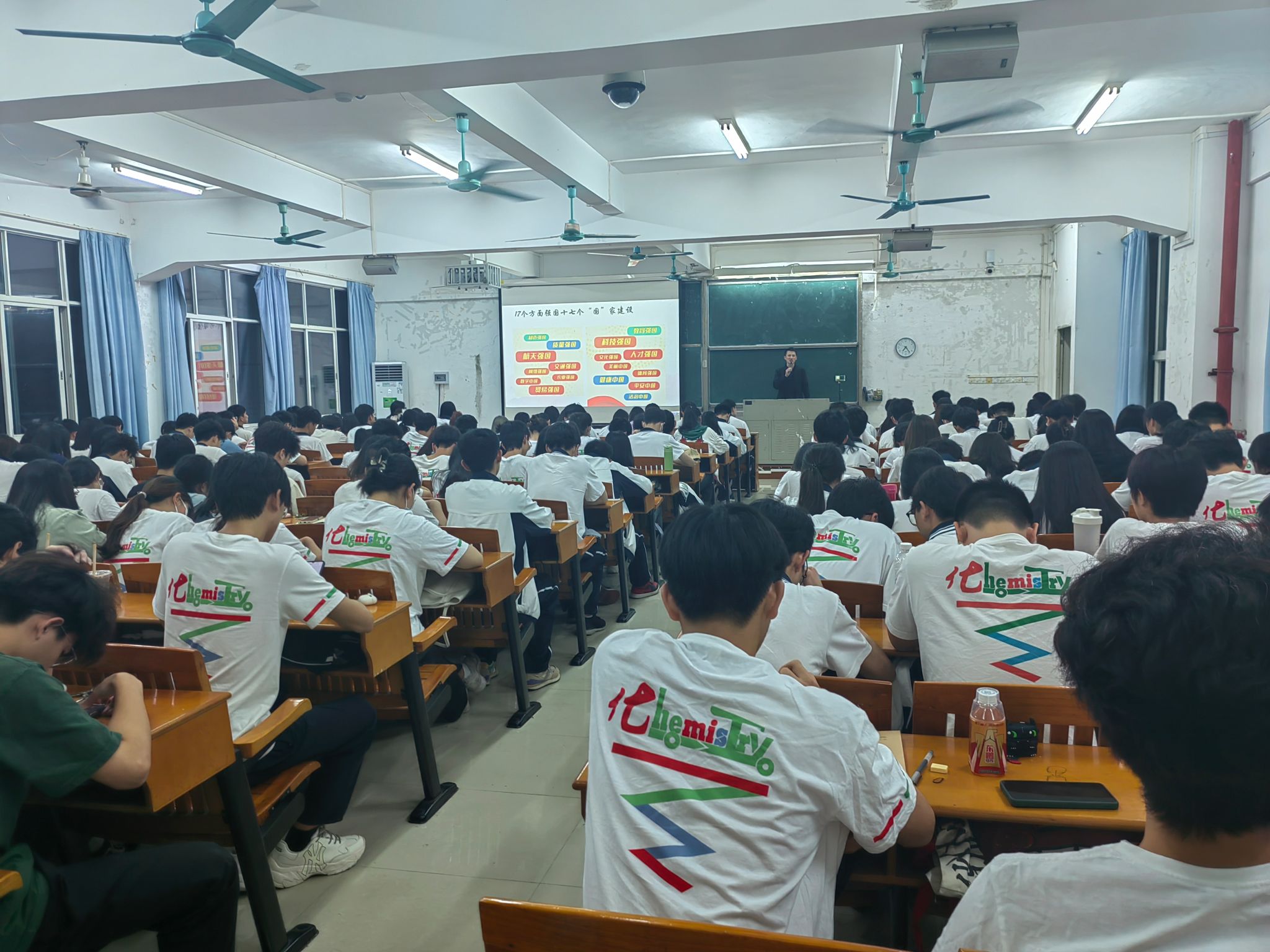 新浦京8883官网登录页面党委副书记刘勇给学生党员讲党课