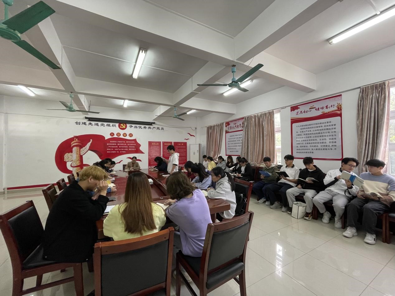 新浦京8883官网登录页面召开学生党建工作总结部署会