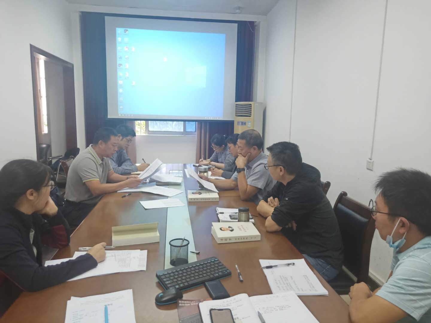 新浦京8883官网登录页面召开十月份理论中心组学习会议
