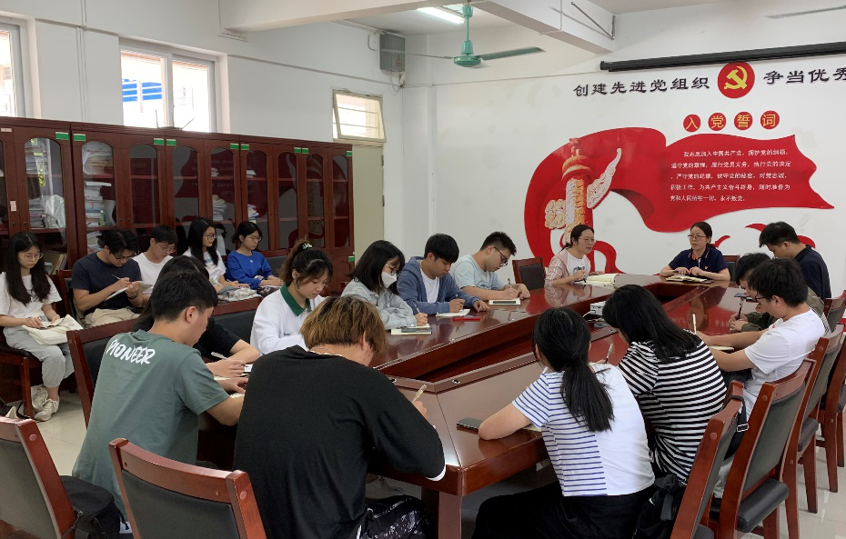 新浦京8883官网登录页面学生党支部召开“学党章党规 做合格党员”专题学习会议