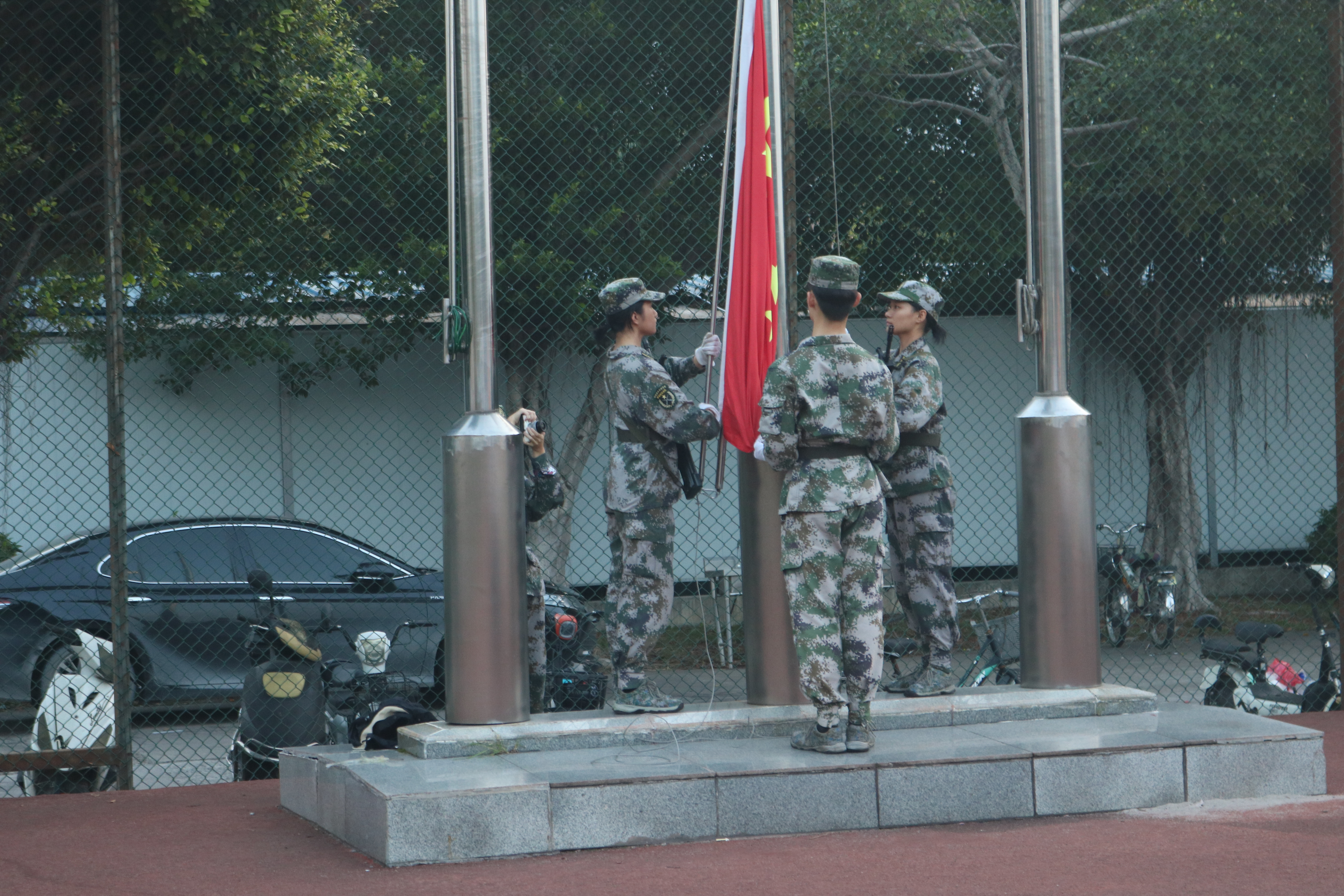 新浦京8883官网登录页面举行升旗仪式