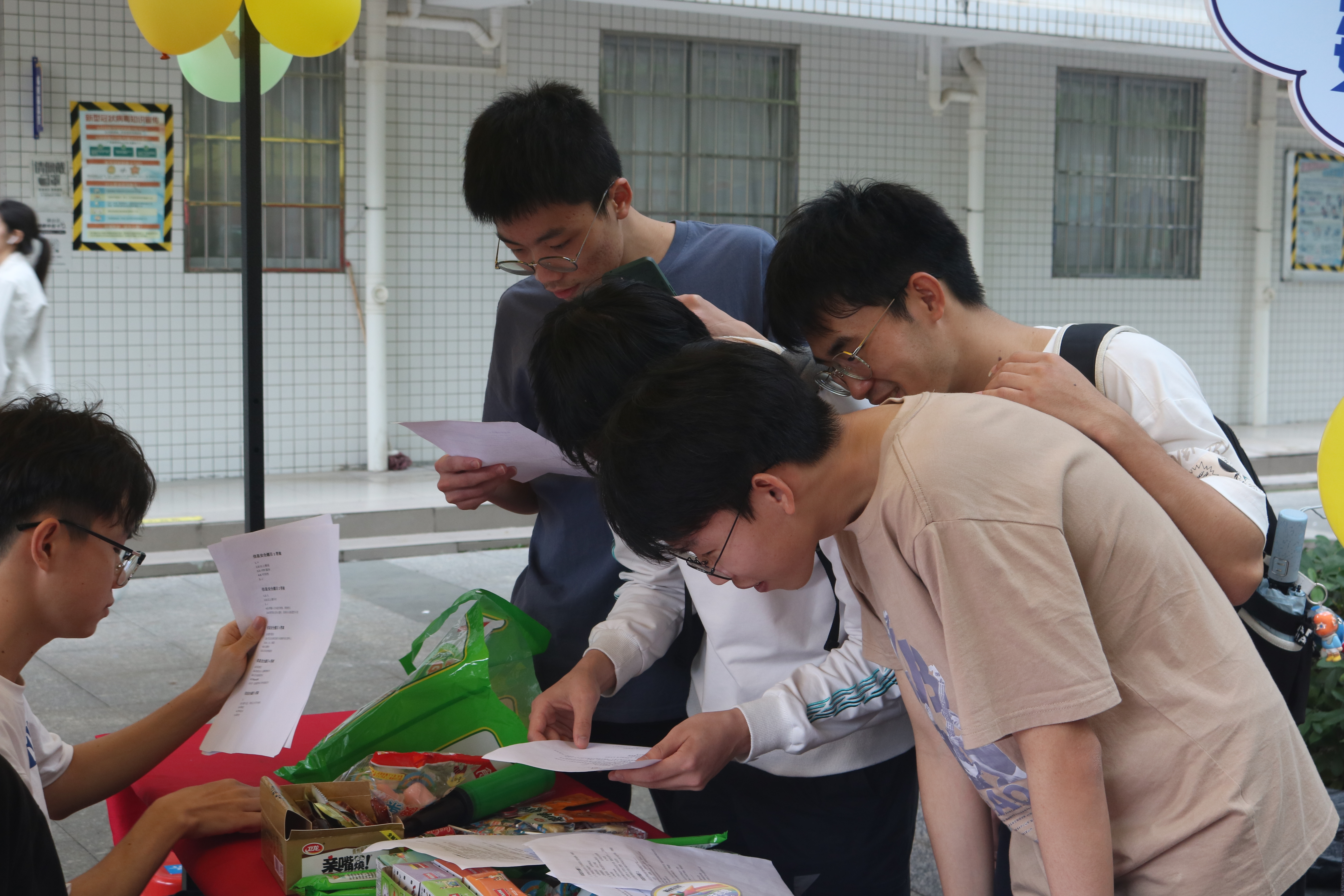 新浦京8883官网登录页面举行第四届实验室安全知识竞赛摆摊宣传活动