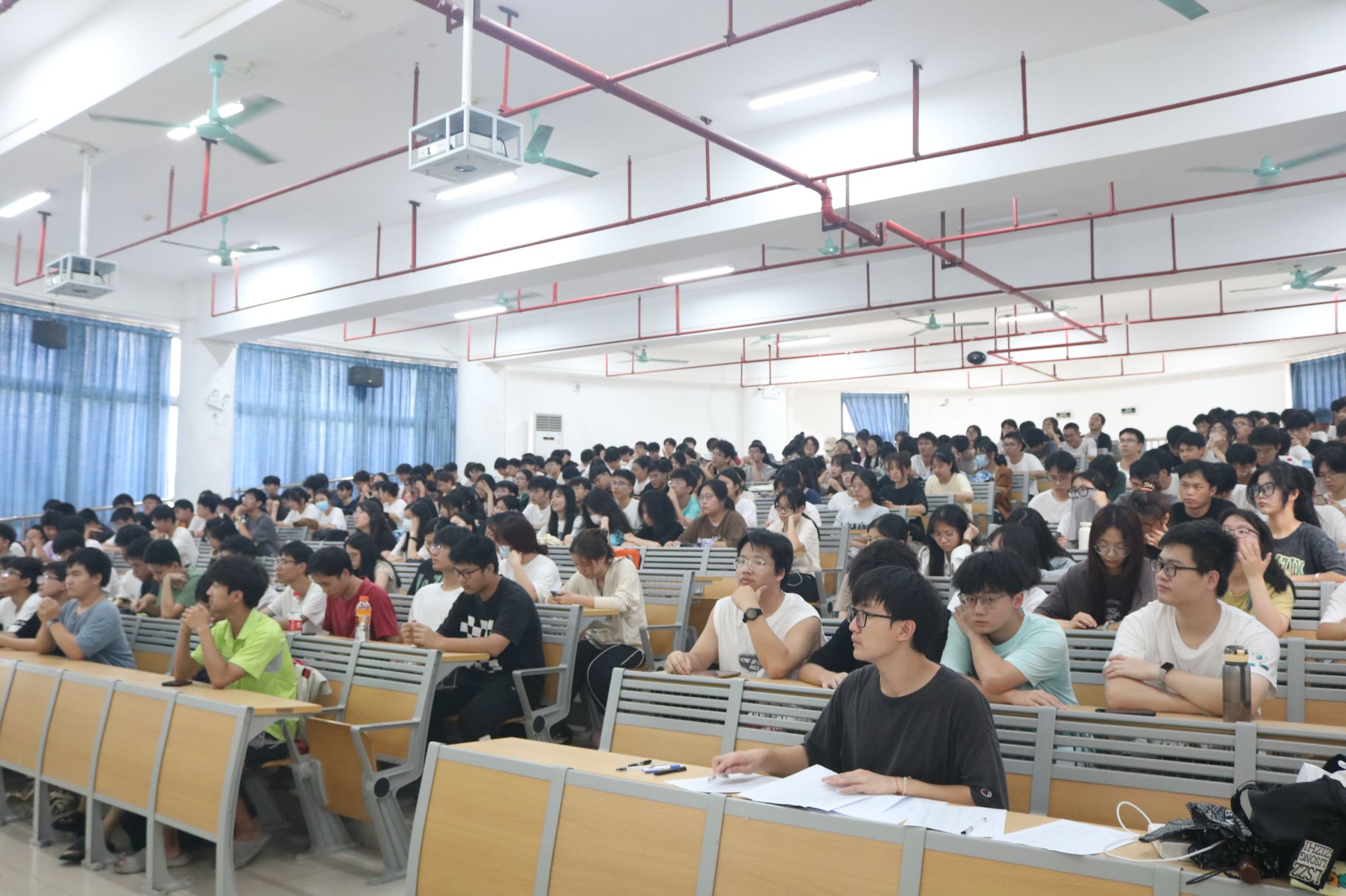新浦京8883官网登录页面召开2022级年级大会暨征兵宣传会议