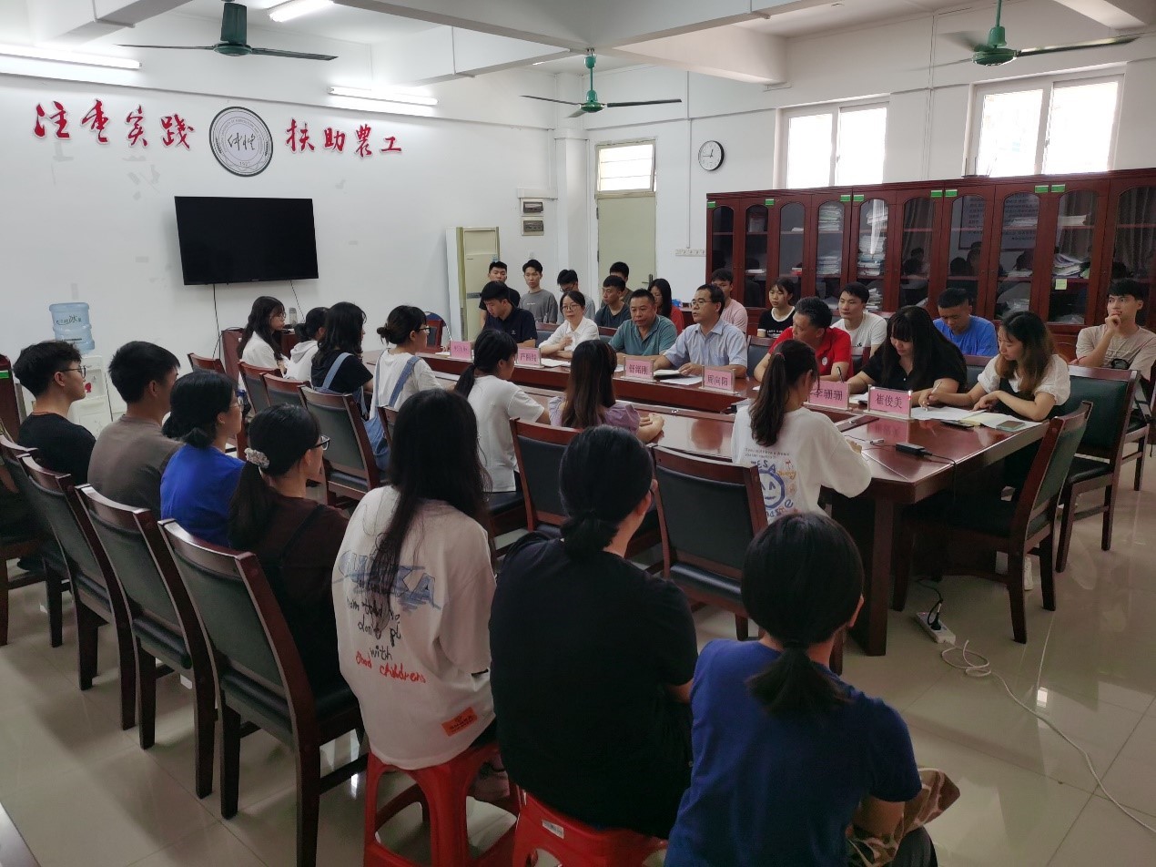 新浦京8883官网登录页面插班生座谈会顺利举行