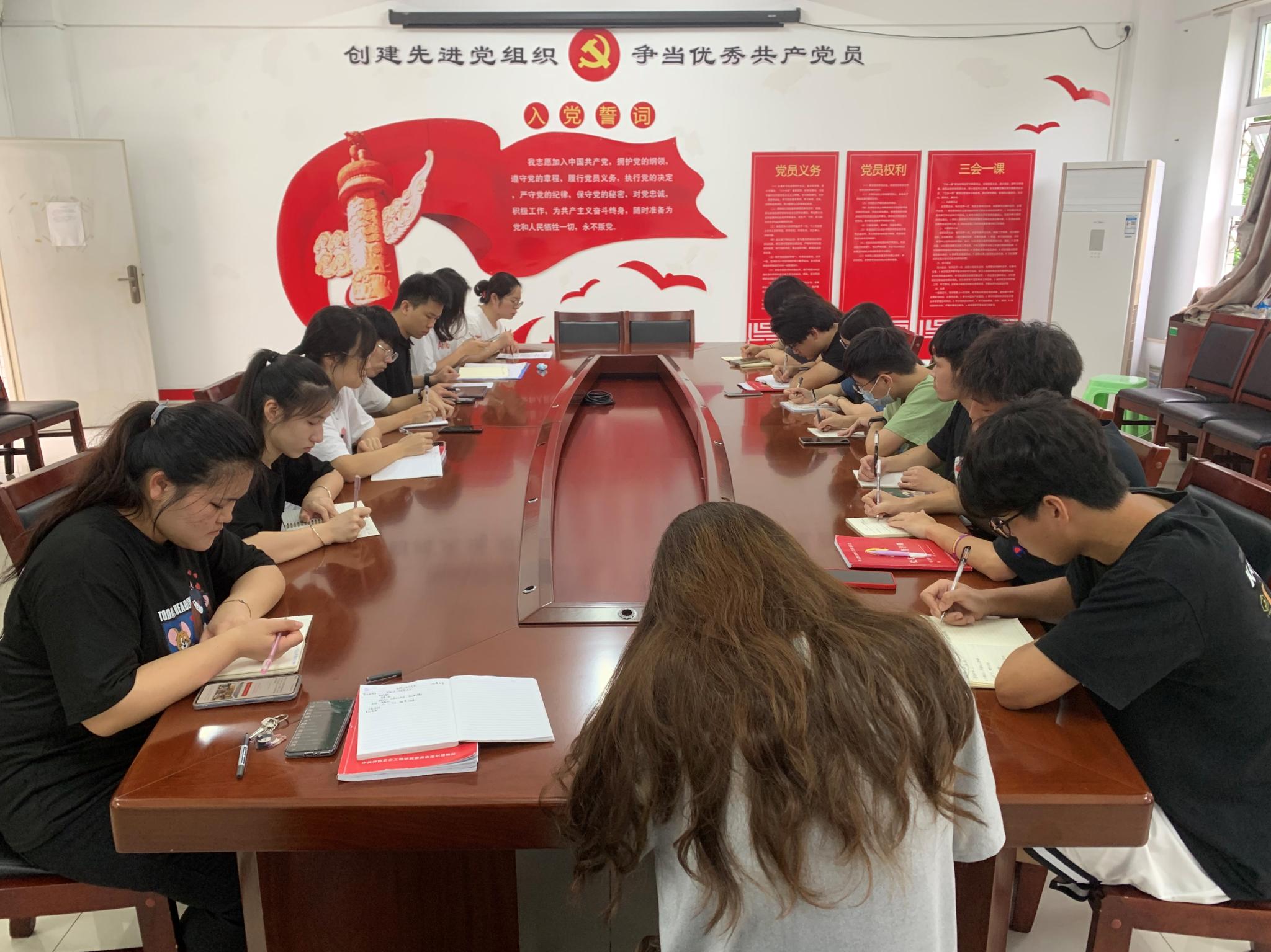 坚持党的领导 树立大局意识——新浦京8883官网登录页面学生党支部召开专题学习会议