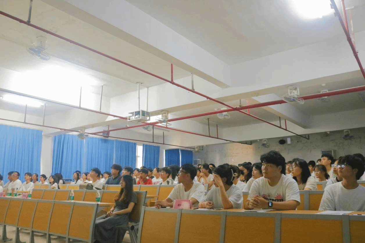 学院2024级同学第一次年级大会顺利召开