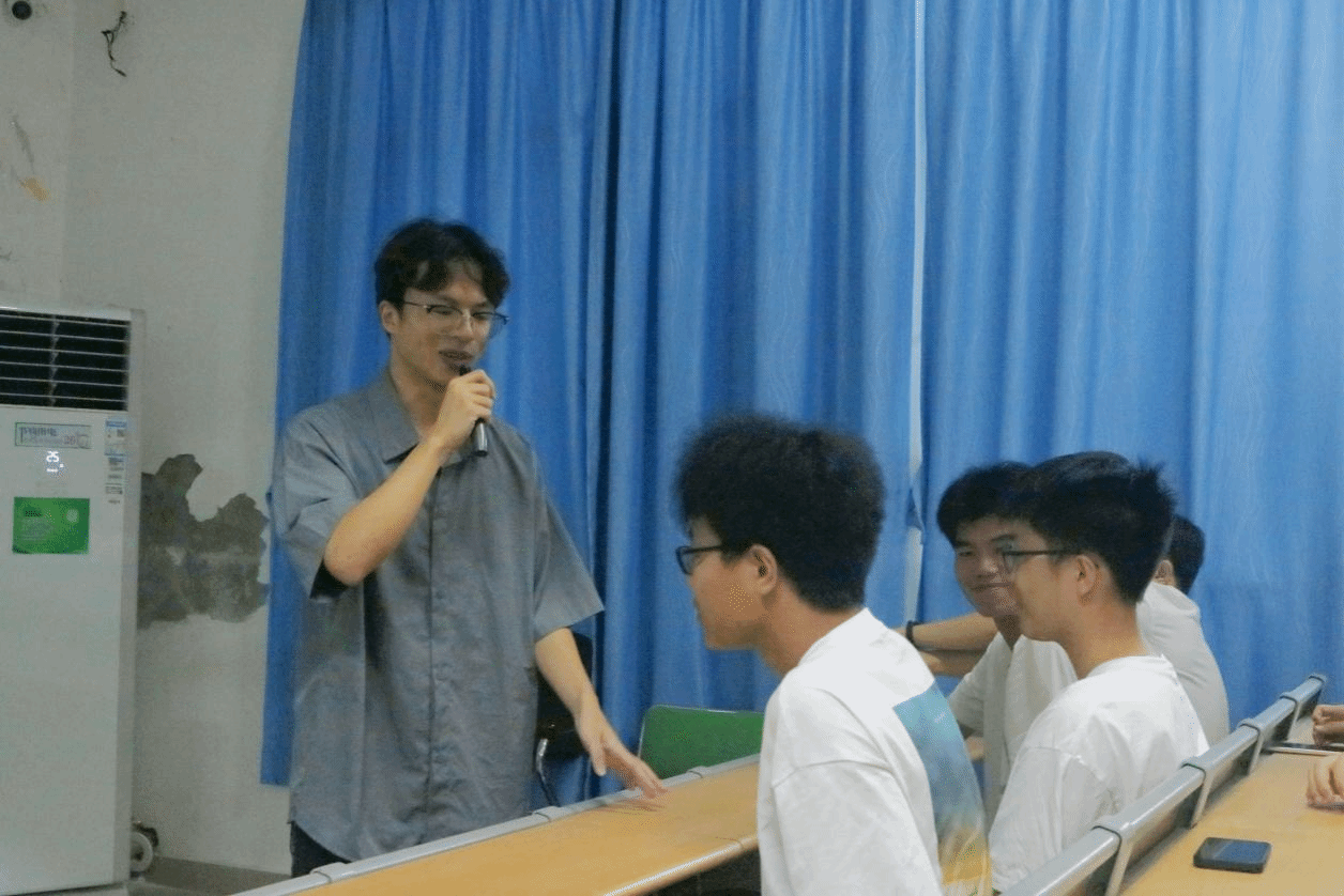 理论学习筑根基 及地宣讲增活力——新浦京8883官网登录页面“及地”宣讲团为新生进行宣讲