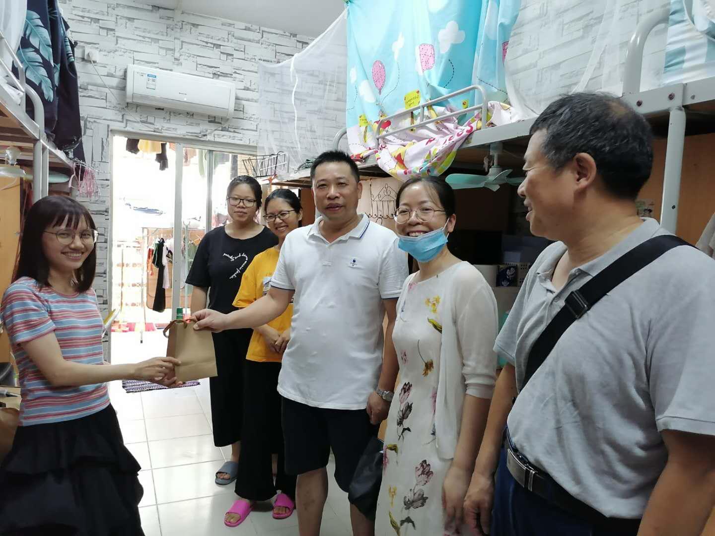 新浦京8883官网登录页面领导深入学生宿舍看望暑期留校研究生