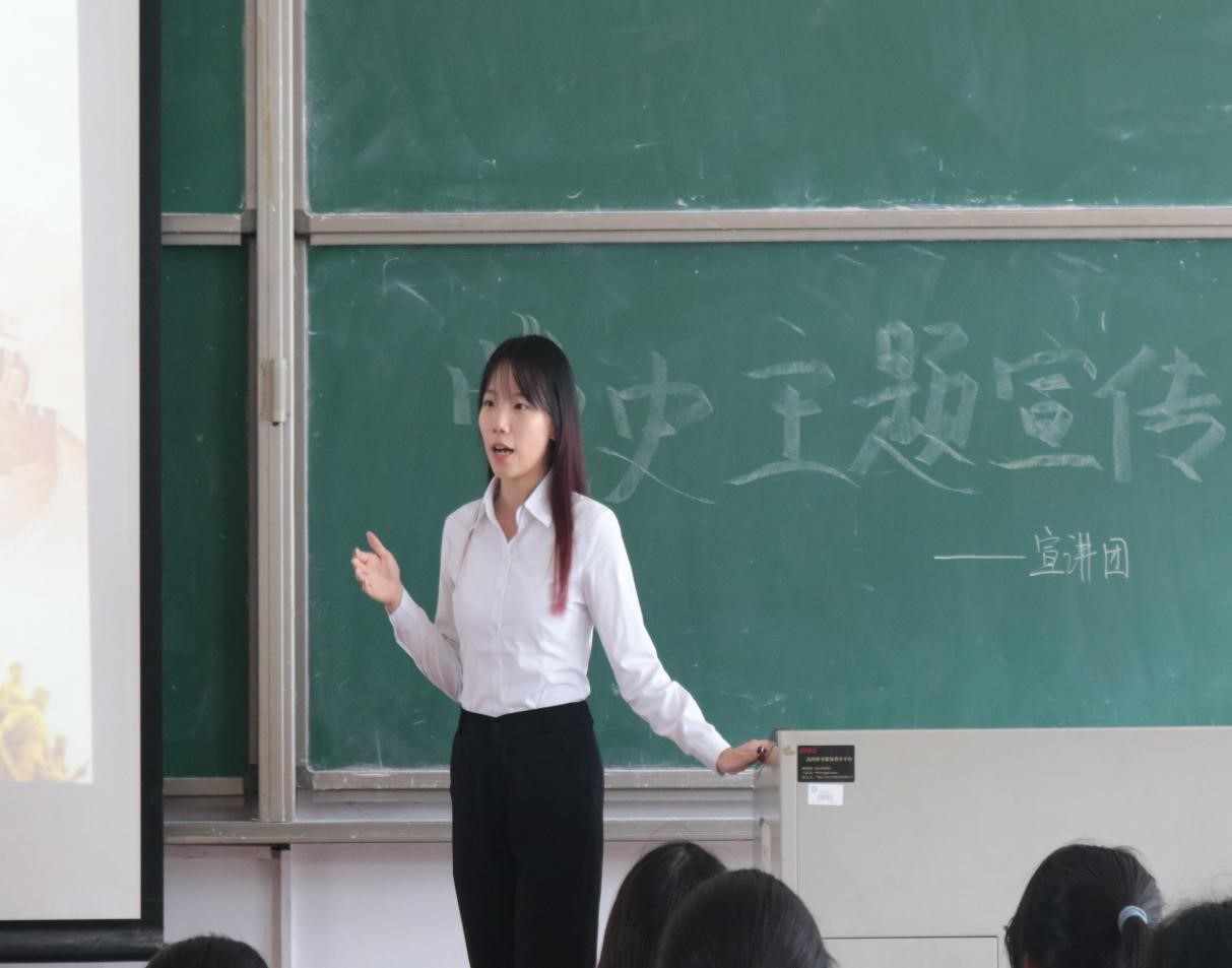 党史宣讲入人心 红色基因永流传——新浦京8883官网登录页面“及地”宣讲团为新生进行党史宣讲