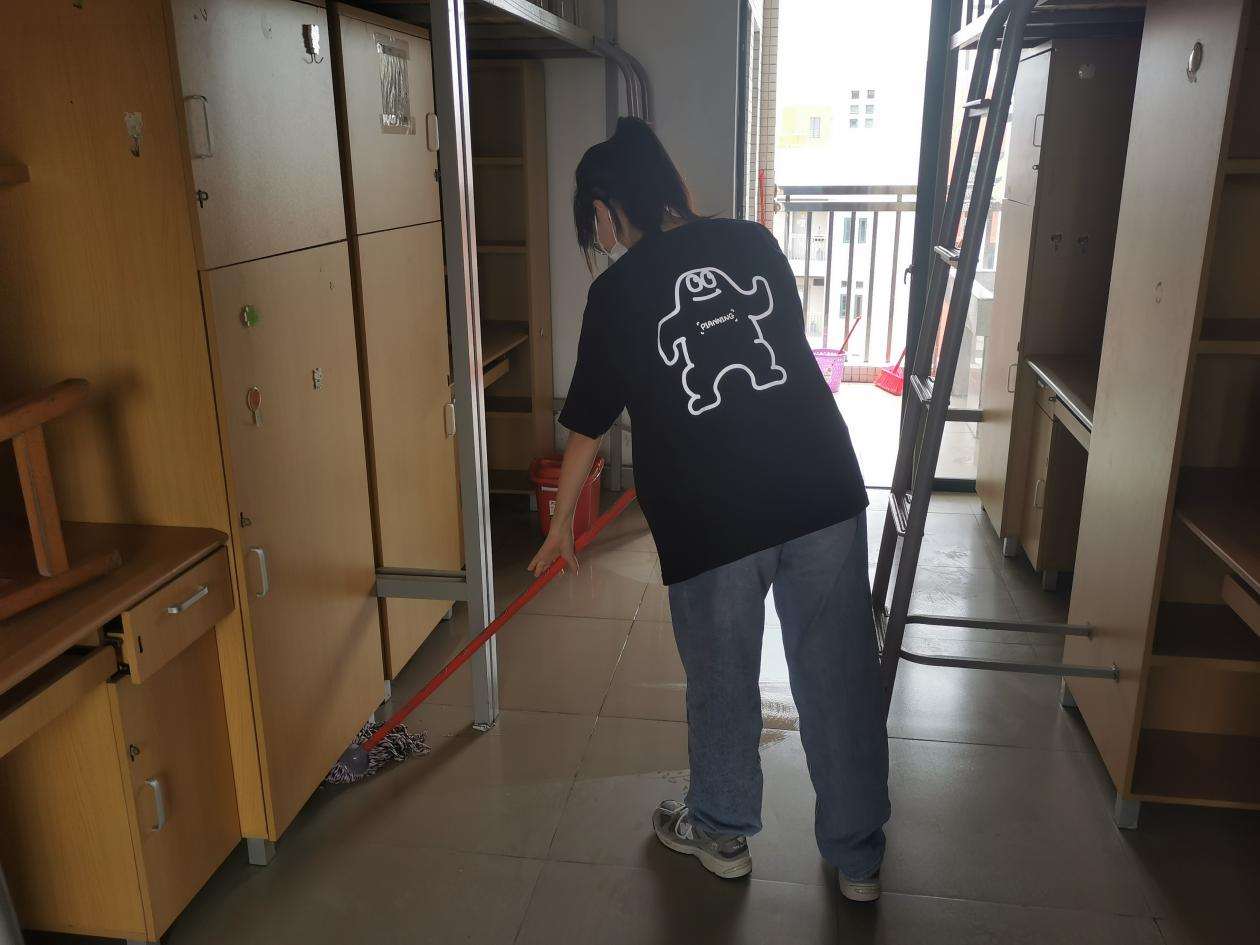 学院开展打扫新生宿舍活动