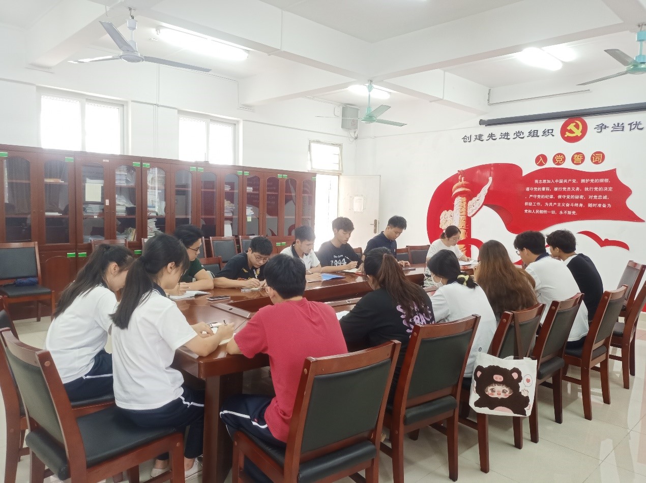 新浦京8883官网登录页面学生党支部召开本学期工作总结会