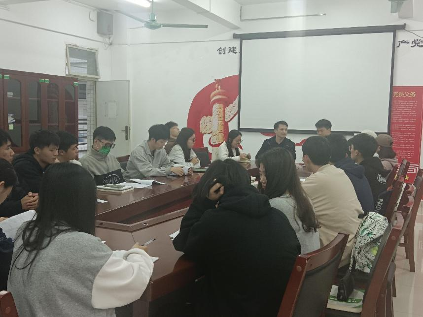 新浦京8883官网登录页面召开2020级班长会议