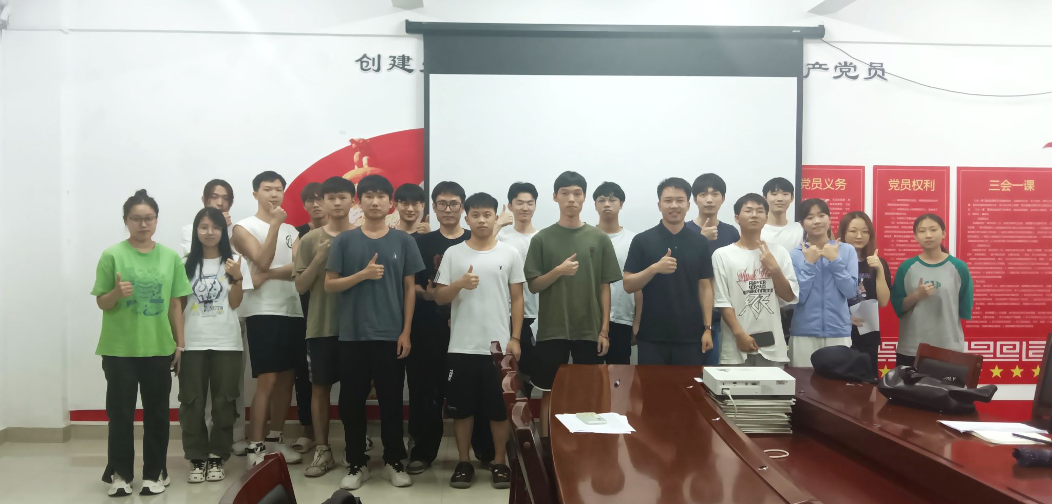 新浦京8883官网登录页面召开2020级六月班长会议
